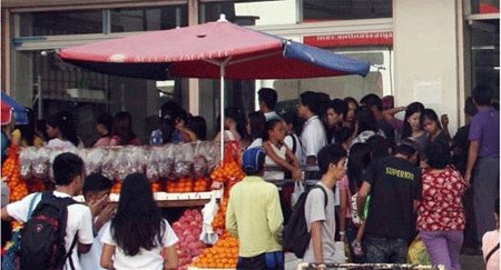 Dân Philippines đổ xô đi mua hàng tránh siêu bão - 2 Theo
