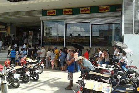 Dân Philippines đổ xô đi mua hàng tránh siêu bão - 6 Theo