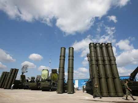 Nga bác bỏ tin bán hệ thống tên lửa S-400 cho Trung Quốc - 1 Hệ thống tên lửa S-400 (nguồn: EPA)