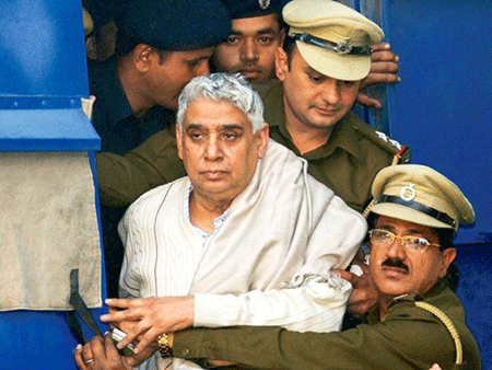 Baba Rampal Maharaj khi bị cảnh sát bắt giữ