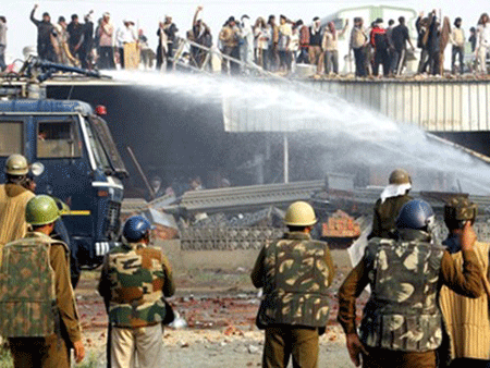 Cảnh sát dùng vòi rồng giải tán đám đông