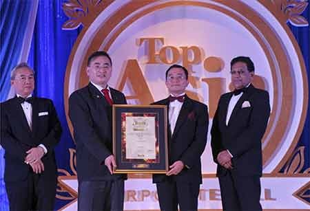 Việt Nam đoạt giải "Quốc gia thu hút đầu tư sản xuất nhất châu Á" - 1 Đại sứ Việt Nam tại Malaysia Phạm Cao Phong (thứ hai từ phải sang) tại lễ trao giải Top 10 of Asia