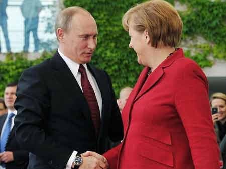 Thủ tướng Đức Angela Merkel và Tổng thống Nga Vladimir Putin. (Nguồn: DM)