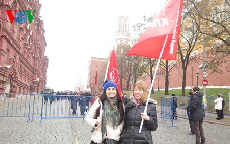 Hai đoàn viên Đoàn Thanh niên Cộng sản mang tên Lenin tham gia lễ đặt hoa viếng Lenin