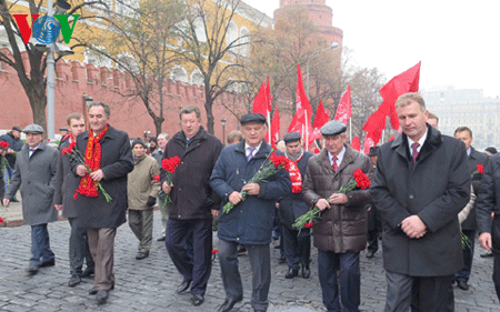 BCH Trung uơng Đảng CS LB Nga vào viếng Lenin