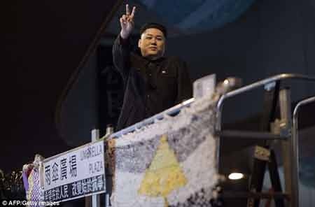 "Anh em song sinh" của Kim Jong-Un trên đường phố Hong Kong - 1 Anh em song sinh của Kim Jong-Un trên đường phố Hong Kong
