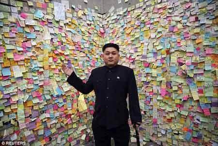 "Anh em song sinh" của Kim Jong-Un trên đường phố Hong Kong - 2 Howard chống gây giống hình ảnh Kim Jong-un thời gian gần đây