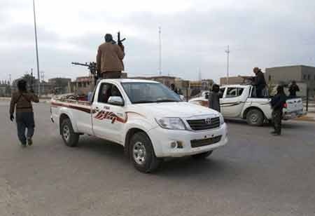 Al Qaeda đánh tiếng muốn IS trở lại - 1 Các tay súng IS trên đường phố Ramadi, Iraq. Ảnh: AFP/TTXVN