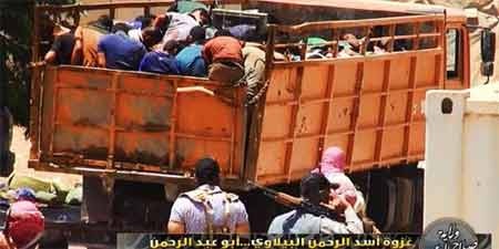 Những hình ảnh ghê rợn tột cùng về IS - 3 IS di chuyển tù nhân bằng xe tải.