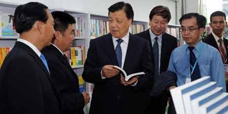 "Quậy" ông Tập, Trưởng Ban Tuyên giáo T.Ư TQ bị "ngồi chơi xơi nước" - 1 Trưởng ban tuyên giáo Lưu Vân Sơn (cầm sách)