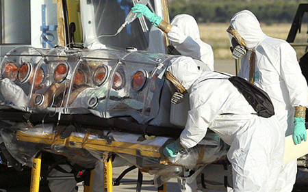 Đại diện LHQ: “Có thể ngăn chặn bùng phát Ebola trước năm 2015” - 1 Điều trị Ebola (ảnh: Al Jazeera)