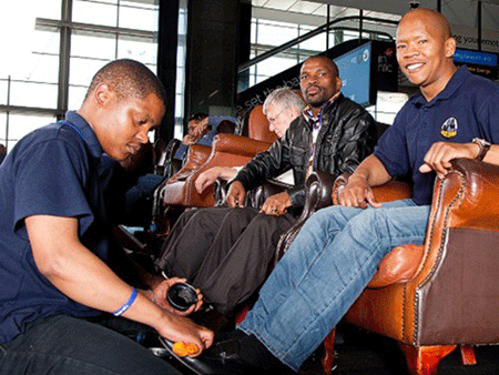 Lere Mgayiya (người ngồi ghế bên phải ngoài cùng) được mệnh danh là “vua đánh giày” Nam Phi