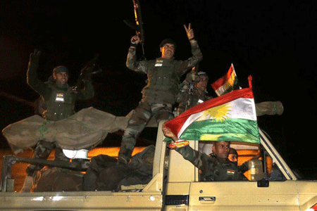 Iraq chuẩn bị tổng tấn công Nhà nước Hồi giáo - 1 Lực lượng chiến binh người Kurd của Iraq tăng viện đã vào Kobani, Syria (ảnh: FRI)