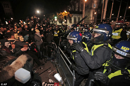 London náo loạn vì người đeo mặt nạ biểu tình - 5 Họ xô đẩy hàng rào an ninh trong khi hô to khẩu hiệu Một giải pháp, Một cuộc cách mạng