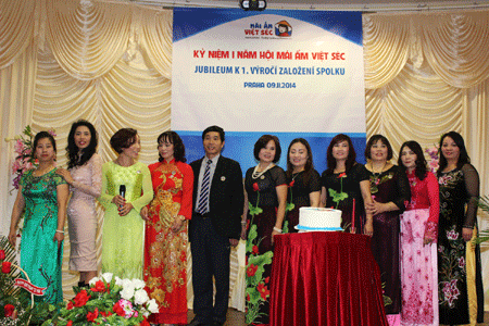 Mái ấm Việt Séc - hội từ thiện mang gương mặt phụ nữ - 1 Ban chấp hành Mái ấm Việt Séc. Ảnh: Ngọc Mai/TTXVN