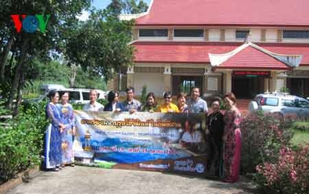 Đoàn khách từ thành phố Hồ Chí Minh sang thăm khu Di tích