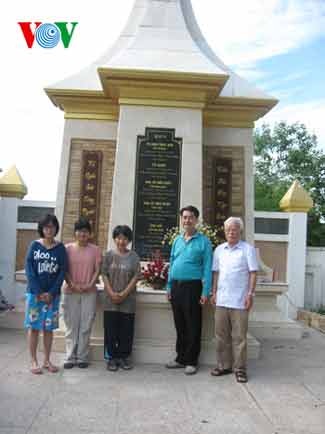Gia đình ông Mai Khắc Hùng bên phần mộ 5 chiến sĩ cách mạng