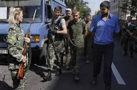 Ukraine: Cộng hòa tự xưng Donetsk tuyên bố ngừng trao đổi tù binh - 1 Lực lượng ly khai Donetsk dẫn giải tù binh trên đường phố hồi tháng 7/2014 (Nguồn: AFP)