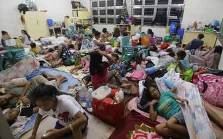Bão Hagupit đã làm ít nhất 4 người thiệt mạng ở Philippines - 10 Trong một trung tâm sơ tán (ảnh: AP)