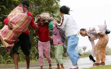 Bão Hagupit đã làm ít nhất 4 người thiệt mạng ở Philippines - 12 Gia đình Philippines nhanh chóng mang theo đồ đạc tránh bão (ảnh: EPA)