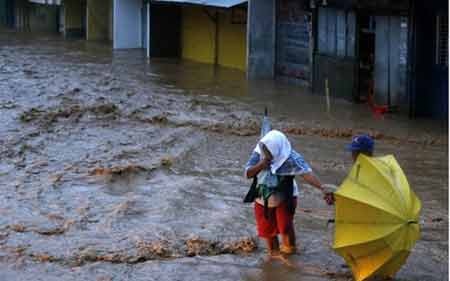 Bão Hagupit đã làm ít nhất 4 người thiệt mạng ở Philippines - 4 Thành phố Borongan ngập nước (ảnh: EPA)