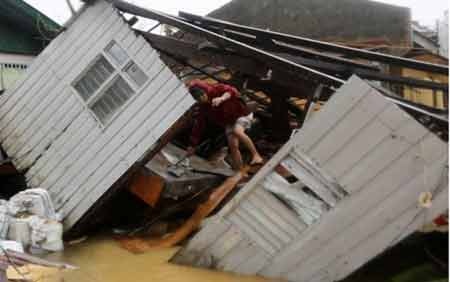 Bão Hagupit đã làm ít nhất 4 người thiệt mạng ở Philippines - 5 Nhà đổ vì siêu bão Hagupit (ảnh: EPA)
