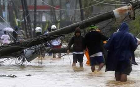 Bão Hagupit đã làm ít nhất 4 người thiệt mạng ở Philippines - 9 Cột điện cũng bị đổ, người dân bì bõm lội trong nước (ảnh: EPA)