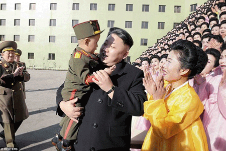 Phụ nữ khóc nức nở khi được chụp ảnh chung với ông Kim Jong Un - 3 Ông Kim Jong Un luôn thể hiện hình ảnh của một nhà lãnh đạo gần gũi với quần chúng...