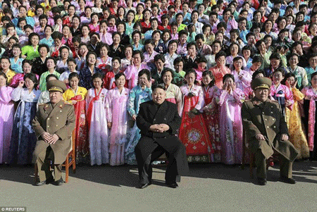 Phụ nữ khóc nức nở khi được chụp ảnh chung với ông Kim Jong Un - 1 Vợ các binh lính khóc nức nở khi được chụp ảnh chung với nhà lãnh đạo Kim Jong Un