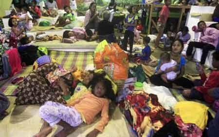 Philippines: Khẩn trương cứu trợ vùng thảm họa do bão Hagupit gây ra - 1 Hình ảnh người dân Philippines đi sơ tán do bão Hagupit