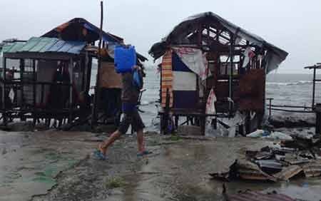 Bão Hagupit đã làm ít nhất 4 người thiệt mạng ở Philippines - 1 Bão Hagupit đang hoành hành các khu vực ven biển Philippines (ảnh: BBC)