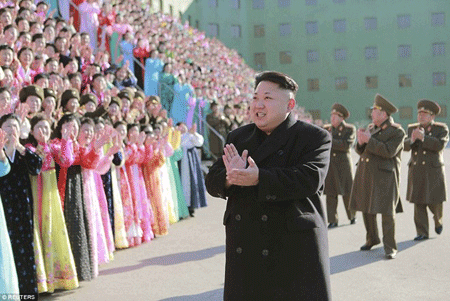 Phụ nữ khóc nức nở khi được chụp ảnh chung với ông Kim Jong Un - 2 Vợ các binh lính khóc nức nở khi được chụp ảnh chung với nhà lãnh đạo Kim Jong Un