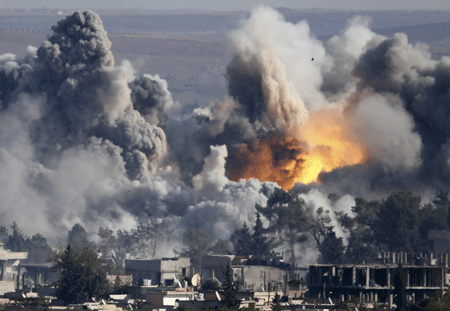 Vì đâu IS "đánh nhanh thắng nhanh"? - 1 Khói bốc lên từ thị trấn Kobani ở Syria sau một đợt không kích hôm 18/10/2014