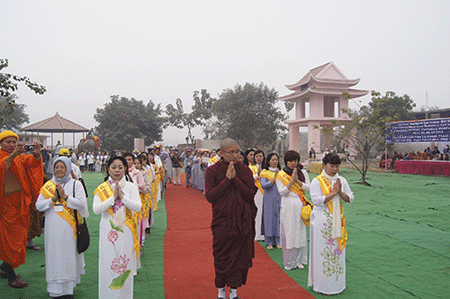 Khánh thành chùa Nam Tông đầu tiên của Phật giáo Việt Nam tại Ấn Độ - 1 Tăng ni, Phật tử về dự lễ khánh thành chùa Đại Lộc
