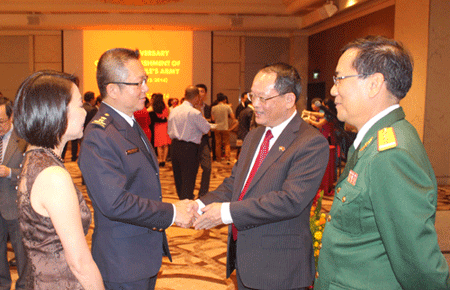 Đại sứ Trần Hải Hậu bắt tay Tư lệnh không Quân Singapore Hoo Cher Mou