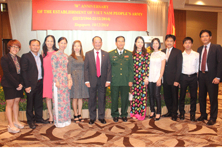 Đại sứ Trần Hải Hậu bắt tay Tư lệnh không Quân Singapore Hoo Cher Mou