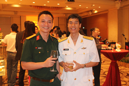 Những sỹ quan trẻ đang học tập tại Singapore cũng đến tham dự