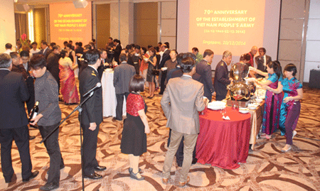 Mọi người xếp hàng chờ thưởng thức món phở truyền thống của Việt Nam