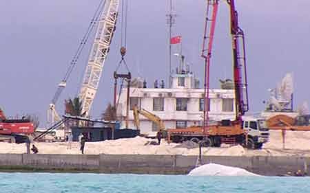Xây đảo lấn biển, Trung Quốc định “chơi cờ vây” trên Biển Đông - 2 Trung Quốc đang tiến hành xây dựng trái phép ở Trường Sa (ảnh: Quân đội Phillipines)