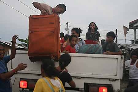 Nửa triệu người Philippines sơ tán tránh siêu bão Hagupit - 1 Nửa triệu người Philippines sơ tán tránh siêu bão Hagupit