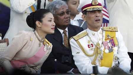 Thái tử Thái Lan tước ngôi vị hoàng tộc của gia đình vợ - 1 Thái tử Vajiralongkorn và Vương phi Srirasmi