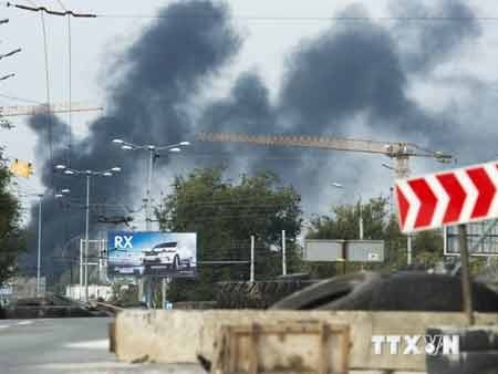 Ukraine: Các bên đạt thỏa thuận ngừng bắn ở sân bay Donetsk - 1 Khói bốc lên từ sân bay Donetsk ngày 23/9 (nguồn: AFP/TTXVN