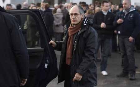 Tổng Biên tập Charlie Hebdo lý giải về biếm họa nhà tiên tri Mohammed - 1 Tổng biên tập tạp chí Charlie Hebdo dự lễ tang của các đồng nghiệp (ảnh AFP)