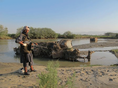 Người Đức giá 100.000 Euro, người Afghanistan chỉ 5.000 USD - 1 Vụ tấn công hai chiếc xe bồn trên sông Kunduz làm hàng trăm người thiệt mạng (ảnh: Spiegel)