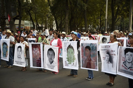 Mexico trao "đặc quyền" cho thân nhân các sinh viên mất tích - 1 Mexico trao đặc quyền cho thân nhân các sinh viên mất tích