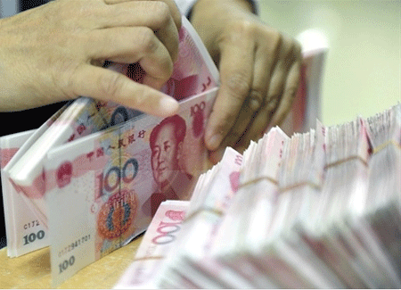 Kiểm đếm đồng Nhân dân tệ tại một ngân hàng ở tỉnh Sơn Đông, Trung Quốc