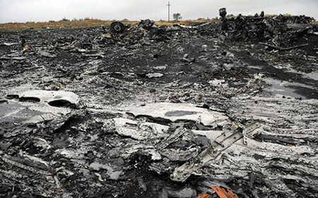 Malaysia công bố báo cáo điều tra vụ mất tích máy bay MH370 - 1 Hiện trường vụ rơi máy bay MH17 tại miền Đông Ukraine (ảnh AFP)