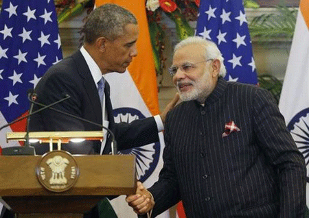 Mỹ - Ấn đáp trả "tập kích sân sau" của Trung Quốc - 1 Cái bắt tay của tổng thống Mỹ Barack Obama và thủ tướng Ấn Độ Narendra Modi