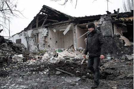 Người Việt ở Donetsk (Ukraina): Chỉ hy vọng bom đạn tránh mình - 1 Một khu dân cư ở Donetsk bị trúng đạn