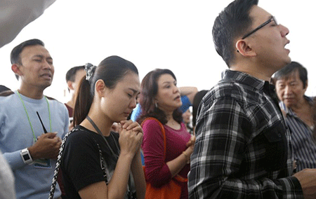 Người nhà nạn nhân lo lắng cầu nguyện khi máy bay số hiệu QZ8501 đang được tìm kiếm